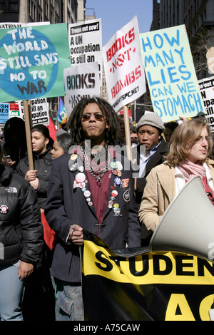 Studentengruppen Teilnahme an anti-Kriegs-Demonstrationen in New York City Stockfoto