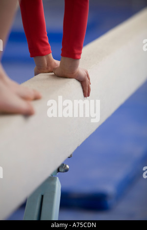 Junge Mädchen üben Gymnastik Stockfoto