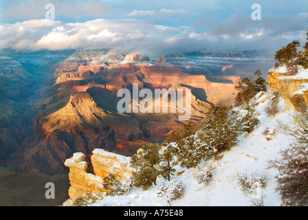 Blick auf den Grand Canyon und eine Lichtung Wintersturm aus in der Nähe von Mather Point Arizona Stockfoto