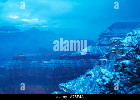 Blick auf den Grand Canyon und eine Lichtung Wintersturm in der Abenddämmerung in der Nähe von Mather Point Arizona Stockfoto