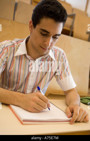 Männliche Schüler Notizen in der Klasse Stockfoto