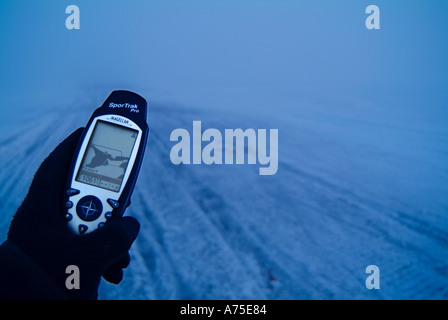 Hand, die einen GPS-Empfänger im Nebel Stockfoto
