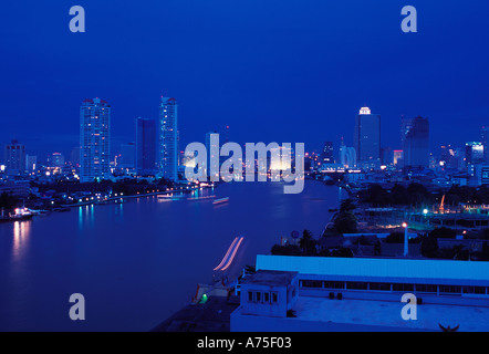 Bangkok bei Nacht Blick vom Menam Riverside Hotel Chao Phraya Fluss Bangkok Thailand Asien Stockfoto