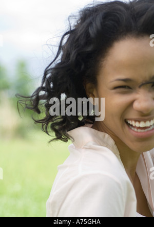 Junge Frau lacht, Porträt Stockfoto