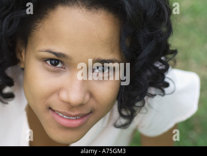 Junge Frau, die in die Kamera, erhöhte Ansicht, Porträt Stockfoto