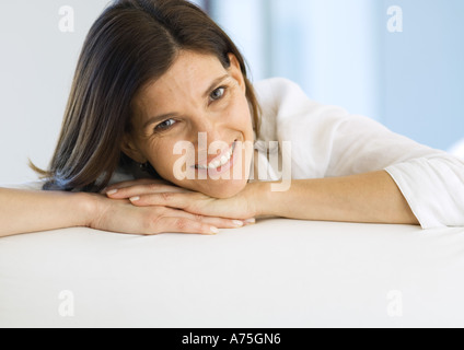 Reife Frau Kopf auf die Hände ruhen und Lächeln, Porträt Stockfoto