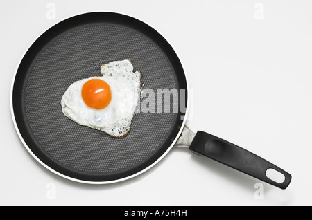 Ei in einer Pfanne in Herzform Stockfoto