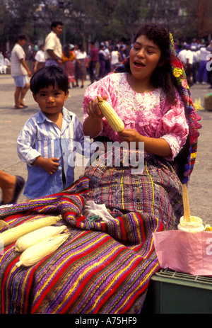 Guatemaltekischen Frau, Maya-Frau, Mutter und Sohn, Verkauf von Mais, Plaza Mayor, Guatemala-Stadt, Guatemala Department, Guatemala, Mittelamerika Stockfoto