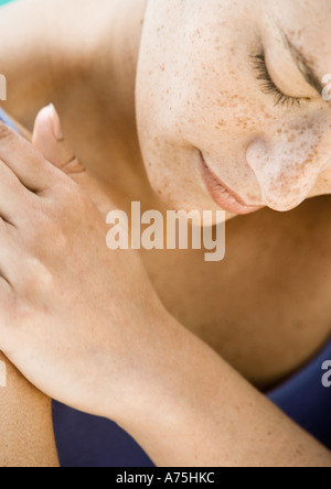 Junge Frau mit der Hand auf der Schulter, erhöhte Ansicht Stockfoto