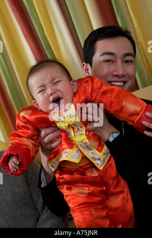 Mann hält seinen weinenden Sohn Stockfoto