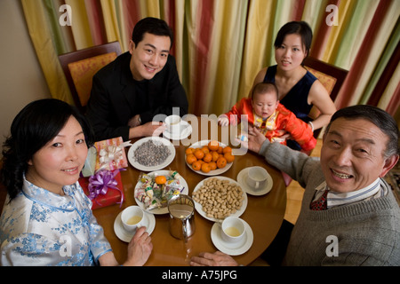 Familie am Tisch essen Stockfoto