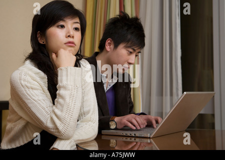 Mann Freundin für laptop Stockfoto