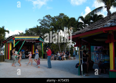 Die Menschen tanzen am Strand in Florida Stockfoto