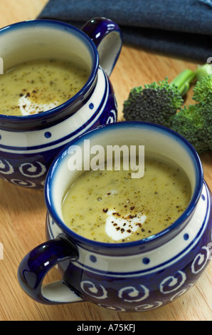 Einzelne Teile der Brokkoli und Blumenkohl Suppe serviert in hell blau Tassen Stockfoto