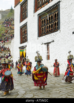 Tänzerinnen im Paro Tsechu in Bhutan, das Land des Donnerdrachens Stockfoto