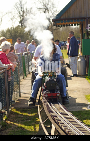 Modell Sit-on-Dampfzug mit Passagieren Stockfoto