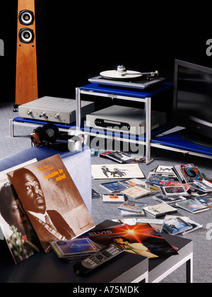 High-End Audio-Hifi-System mit viel Musik Records cd s Kopfhörer Fernbedienung Hobby entspannen Stockfoto