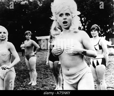 CARRY ON CAMPING - 1969 Rang Filmklassikers mit Barbara Windsor Stockfoto