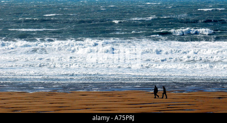 EIN PAAR WANDERER SPAZIERGANG WOOLACOMBE STRAND IM NORDEN DEVON.UK Stockfoto