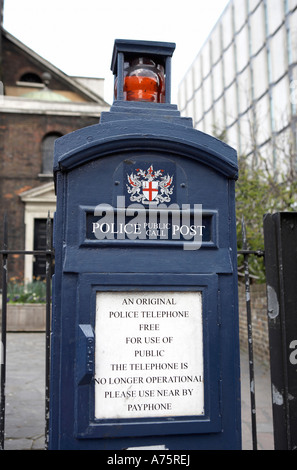 alte ausgediente Polizei Telefon Feld entlang Aldgate High Street London England uk Stockfoto