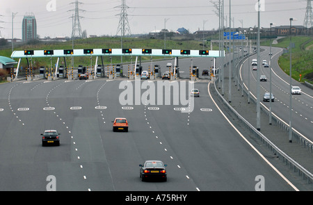 FAHRER NÄHERT SICH DER M6 TOLL ROAD ZAHLUNGSKIOSKS IN NÖRDLICHER RICHTUNG AM GROßEN WYRLEY, IN DER NÄHE VON CANNOCK,STAFFORDSHIRE,ENGLAND.UK Stockfoto