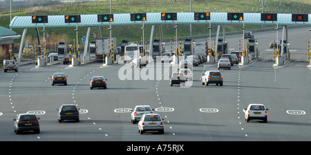 VERKEHR, DIE ANNÄHERUNG AN MAUTSTATIONEN ZAHLUNG AUF DIE M6 TOLL ROAD, IN DER NÄHE VON CANNOCK, STAFFORDSHIRE, ENGLAND UK Stockfoto