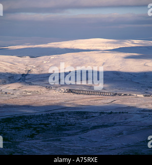Ribblehead-Viadukt im Winter gesehen von Ingleborough, Yorkshire Dales National Park, North Yorkshire, England, UK. Stockfoto