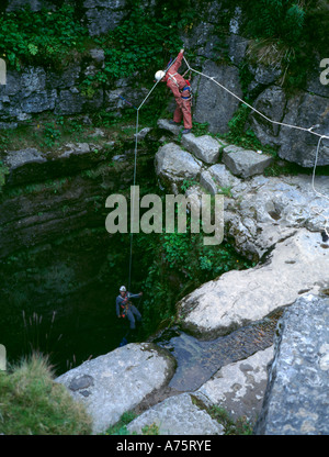 Topf holers beginnt ein Abstieg in die klaffenden Gill an den Hängen des ingleborough, oben Horton-in-ribblesdale, Yorkshire, England, Stockfoto