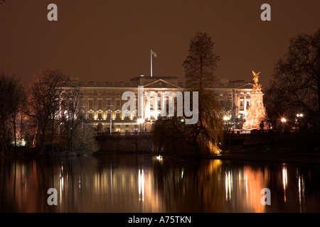 Buckingham-Palast von St. James Park in London gesehen Stockfoto