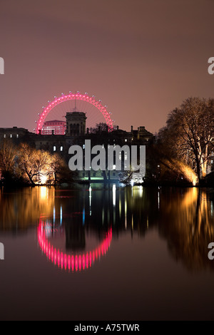 London Eye in der Nacht vom St James Park gesehen Stockfoto