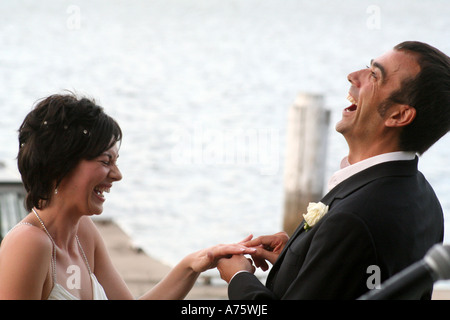 Braut und Bräutigam Lachen auf den Ehering Stockfoto