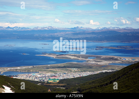 Ushuaia in Feuerland, Argentinien. Ein Blick zurück in Richtung Ushuaia aus die Berggipfel in der Nähe von Glaciar Martial. Stockfoto