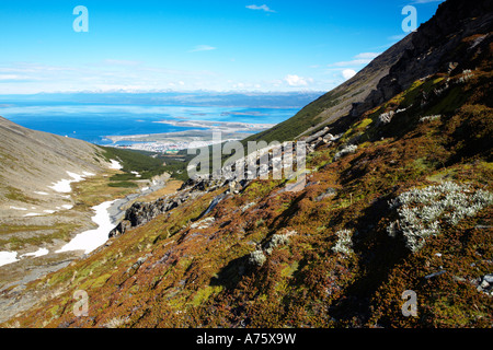 Ushuaia in Feuerland, Argentinien. Ein Blick zurück in Richtung Ushuaia aus die Berggipfel in der Nähe von Glaciar Martial. Stockfoto