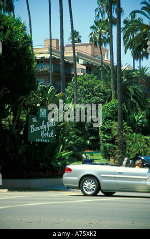 Auto fahren vor Beverly Hills Hotel in Los Angeles Stockfoto