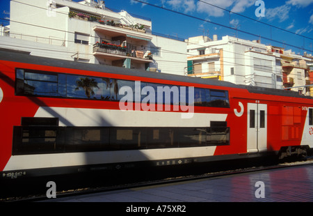 Doppelstock-Zug in Sitges Bahnhof in der Nähe von Barcelona Stockfoto