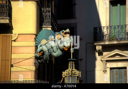 Statue des Drachens auf Haus aus dem 19 Jahrhundert BRUNO QUADROS auf den RAMBLAS in Barcelona Stockfoto