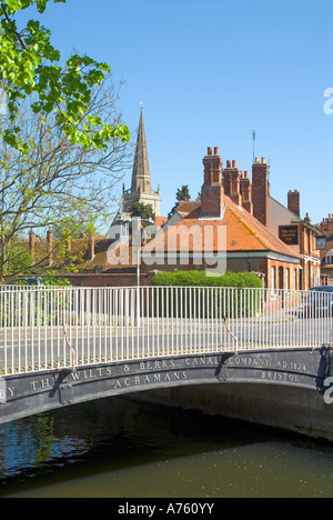 Abingdon, Oxfordshire, England. Cast Iron Bridge am St Helen's Wharf Stockfoto