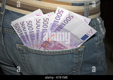 Euro-Währung ragte aus einer Tasche an der Rückseite. Stockfoto