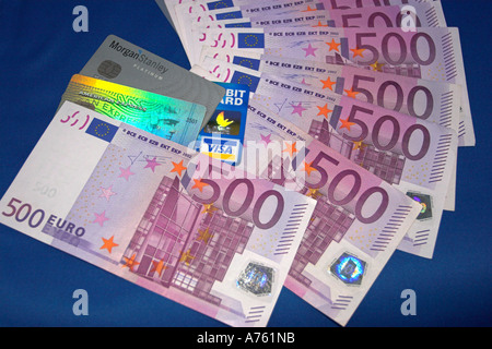 Kreditkarten und hochwertige Euro-Banknoten Stockfoto