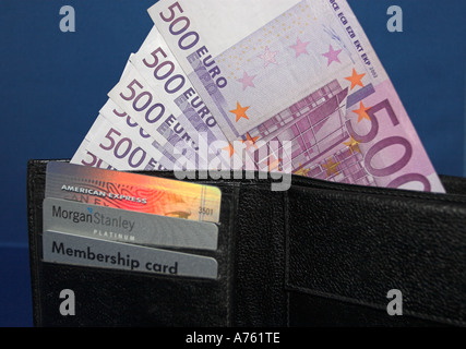 Schwarze Geldbörse mit Kreditkarten und Euro-Banknoten Stockfoto