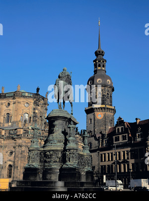 Hofkirche (Kirche), die Statue von König John und Turm von Residenzchloss (Royal Palace), Dresden, Sachsen (Sachsen), Deutschland. Stockfoto