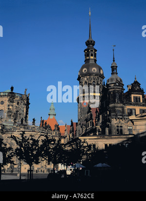 Hofkirche (Court Church) und Feuer geschwärzt steinernen Turm des Residenzchloss (Königlicher Palast), Dresden, Sachsen (Sachsen), Deutschland. Stockfoto