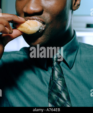 Büroangestellter Donut Essen Stockfoto