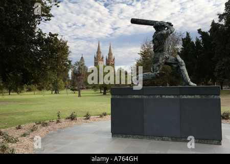 Die Statue des legendären Sir Donald Bradman außerhalb der Adelaide Oval.  St.-Peter Kathedrale im Hintergrund zu sehen Stockfoto