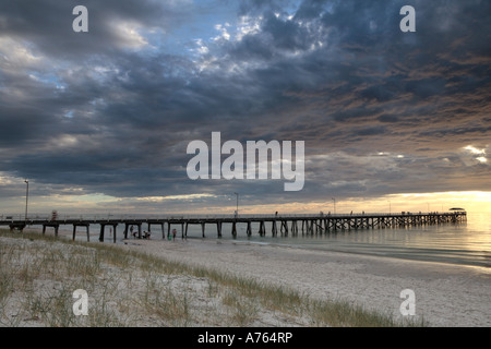 Sonnenuntergang über Grange Jetty, Adelaide, Südaustralien. Stockfoto