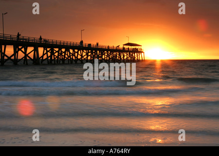 Sonnenuntergang über Grange Jetty, Adelaide, Südaustralien. Stockfoto