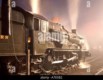 Dampflokomotive brannte bei Didcot Heritage Railway Train Centre Oxfordshire bei Nacht unter Flutlichtern Nunney Castle 5029 England UK Stockfoto