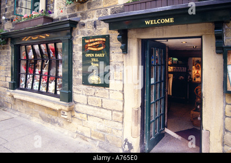 Willkommen Schild über Eingang historischen alten originalen Bakewell Pudding Shop & Restaurant im ersten Stock in Bakewell Stadt Derbyshire Peak District DE Stockfoto