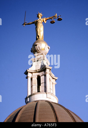 Bronze Statue Skulptur Lady Gerechtigkeit oder Waage der Gerechtigkeit holding Schwert über Old Bailey Gerichtsgebäude zentralen Strafgerichtshof in der Stadt London, Großbritannien Stockfoto