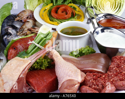 Auswahl an Fleisch, Fisch und Gemüse zum Kochen verwendet Stockfoto